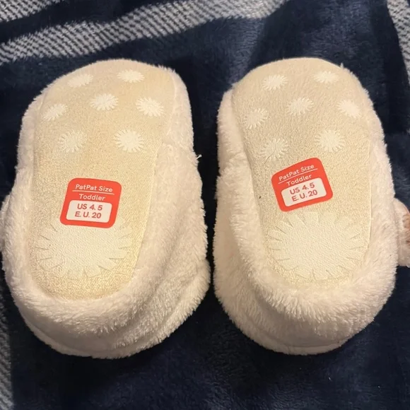 Baby Cozy Cream Fuzzy Slippers (size 4.5T) NEW - Picture 4 of 4